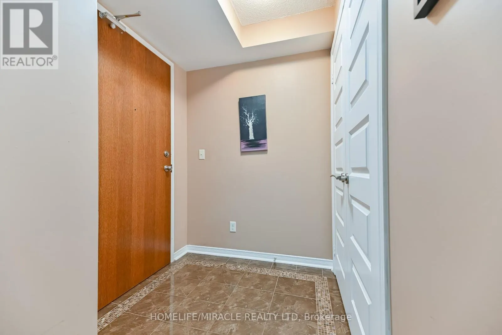 709 - 215 QUEEN STREET E