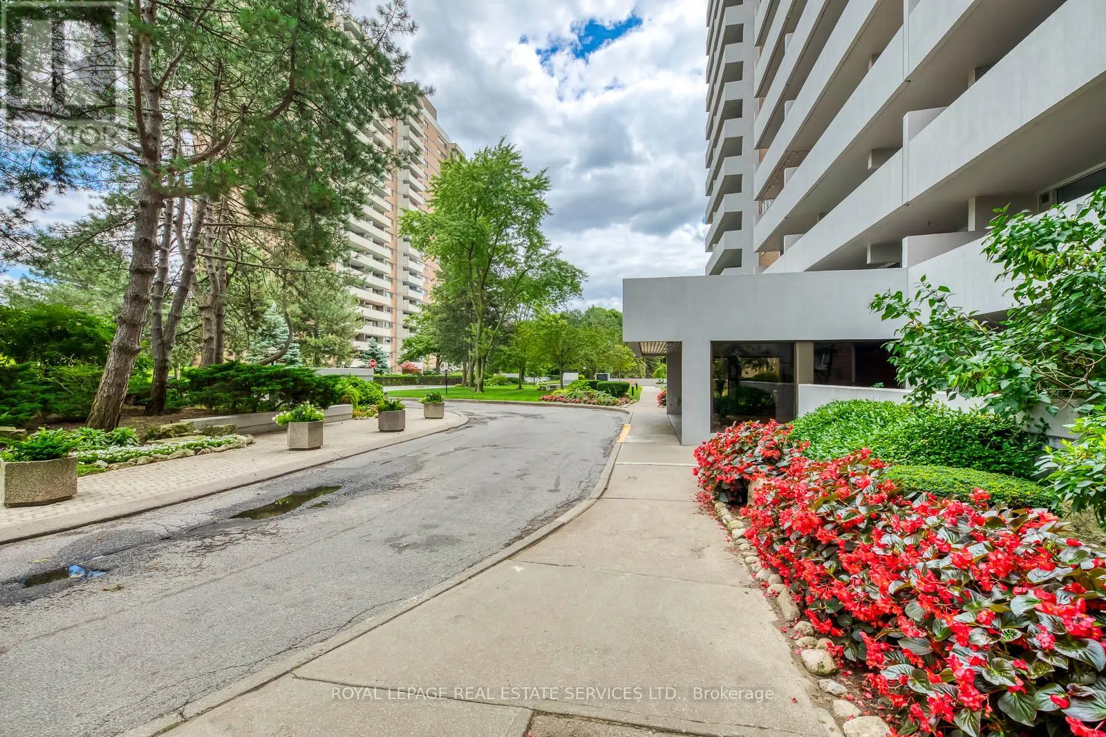 405 - 240 SCARLETT ROAD