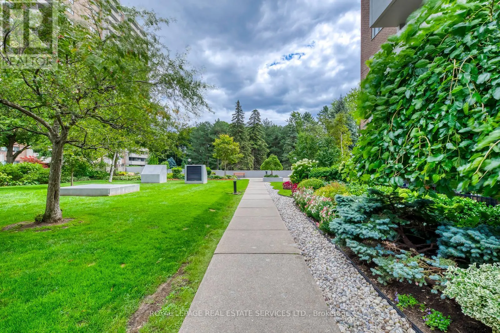 405 - 240 SCARLETT ROAD
