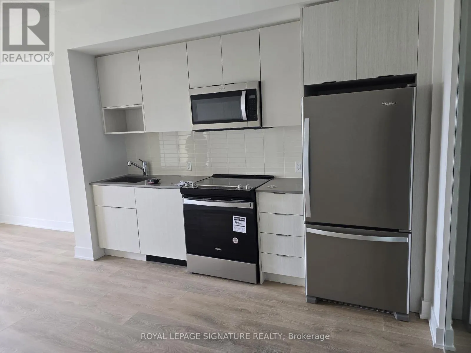 810 - 204 BURNHAMTHORPE ROAD E
