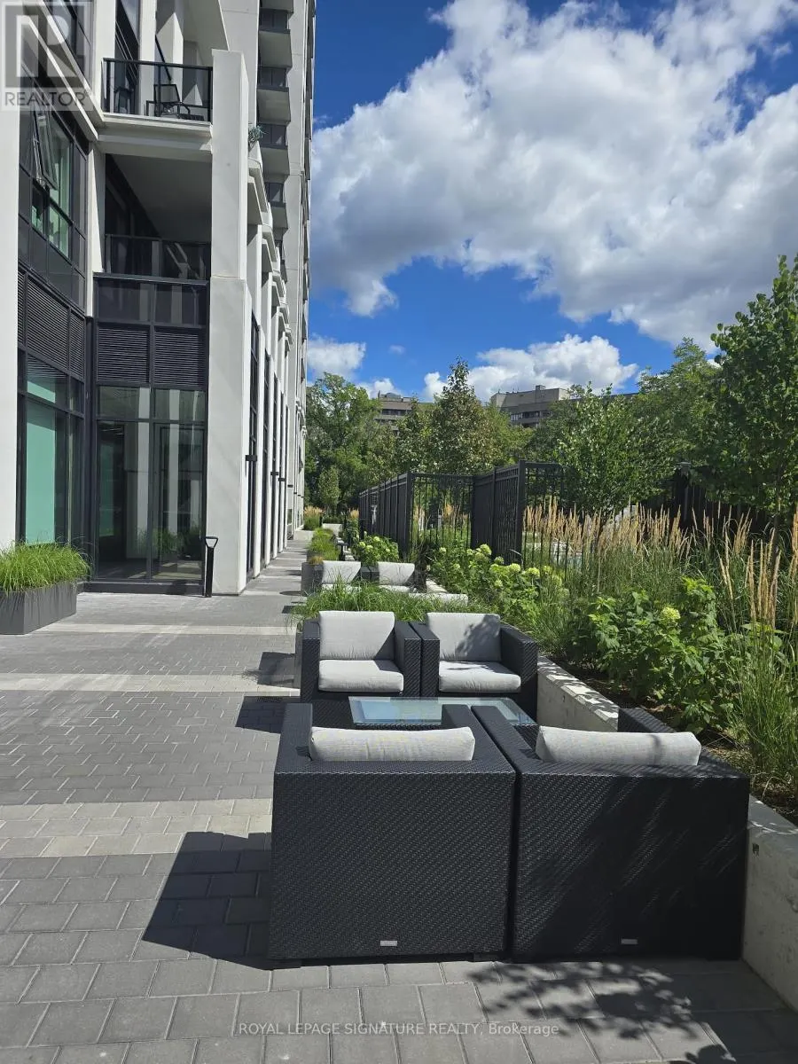 810 - 204 BURNHAMTHORPE ROAD E