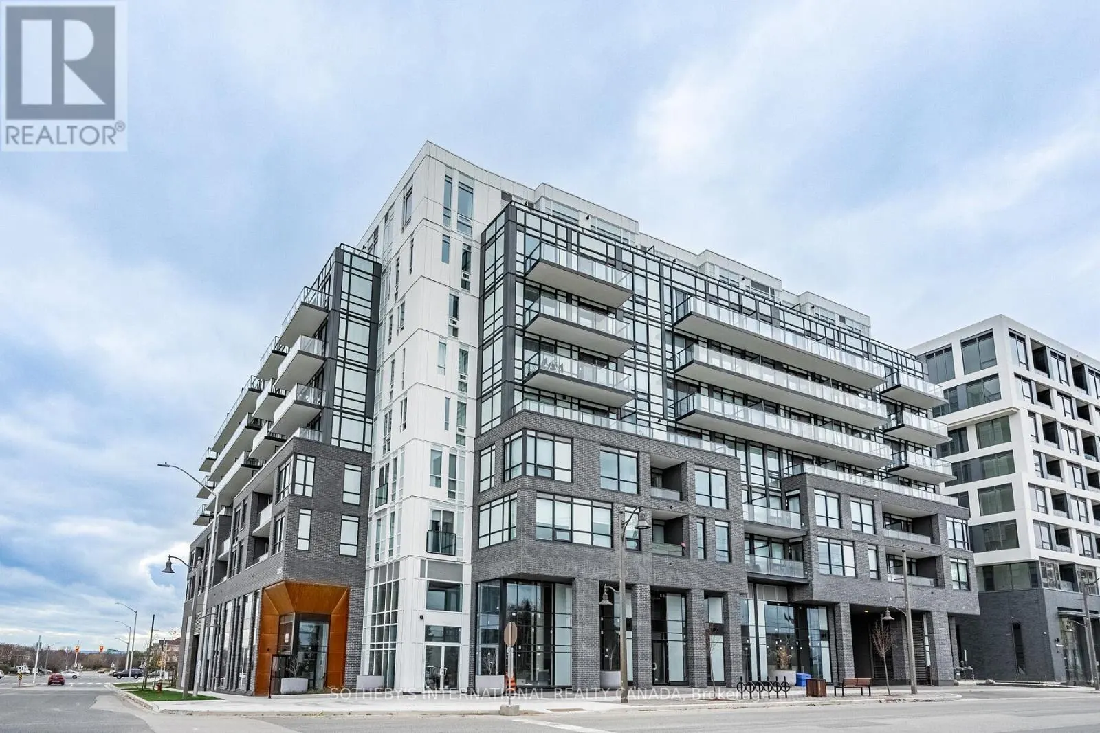 810 - 3005 PINE GLEN ROAD