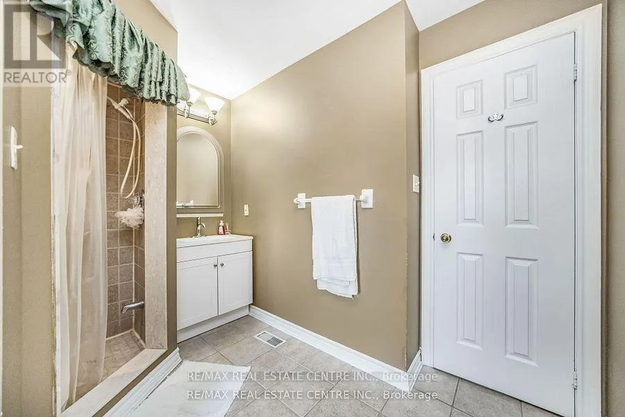 19 HOLLOWGROVE BOULEVARD