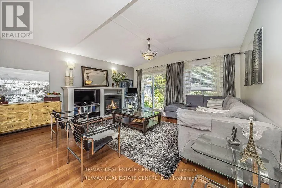 19 HOLLOWGROVE BOULEVARD