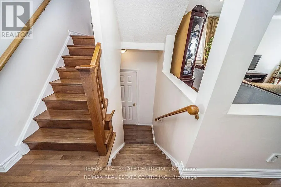 19 HOLLOWGROVE BOULEVARD