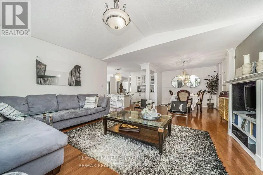 19 HOLLOWGROVE BOULEVARD