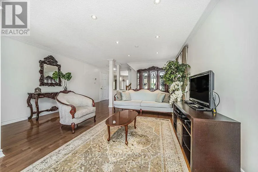 19 HOLLOWGROVE BOULEVARD