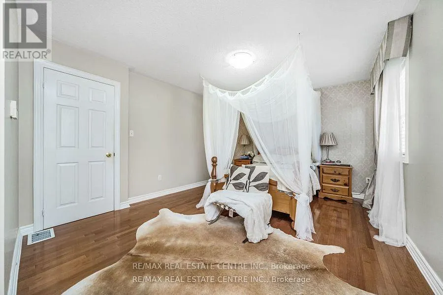 19 HOLLOWGROVE BOULEVARD
