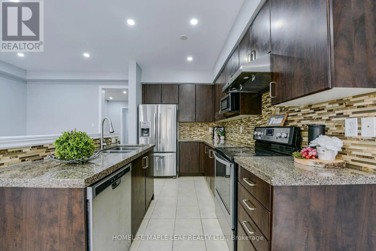 MAIN AND UPPER FLOOR - 15 ORANGEBLOSSOM TRAIL