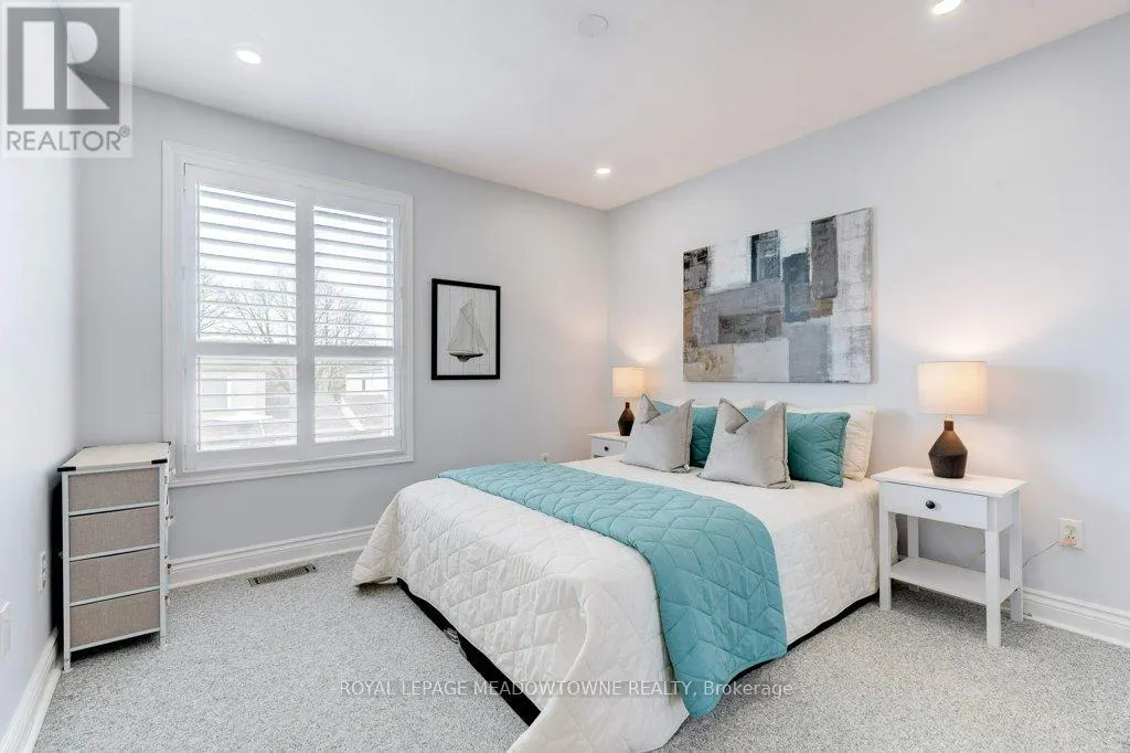 10 - 336 QUEEN STREET S