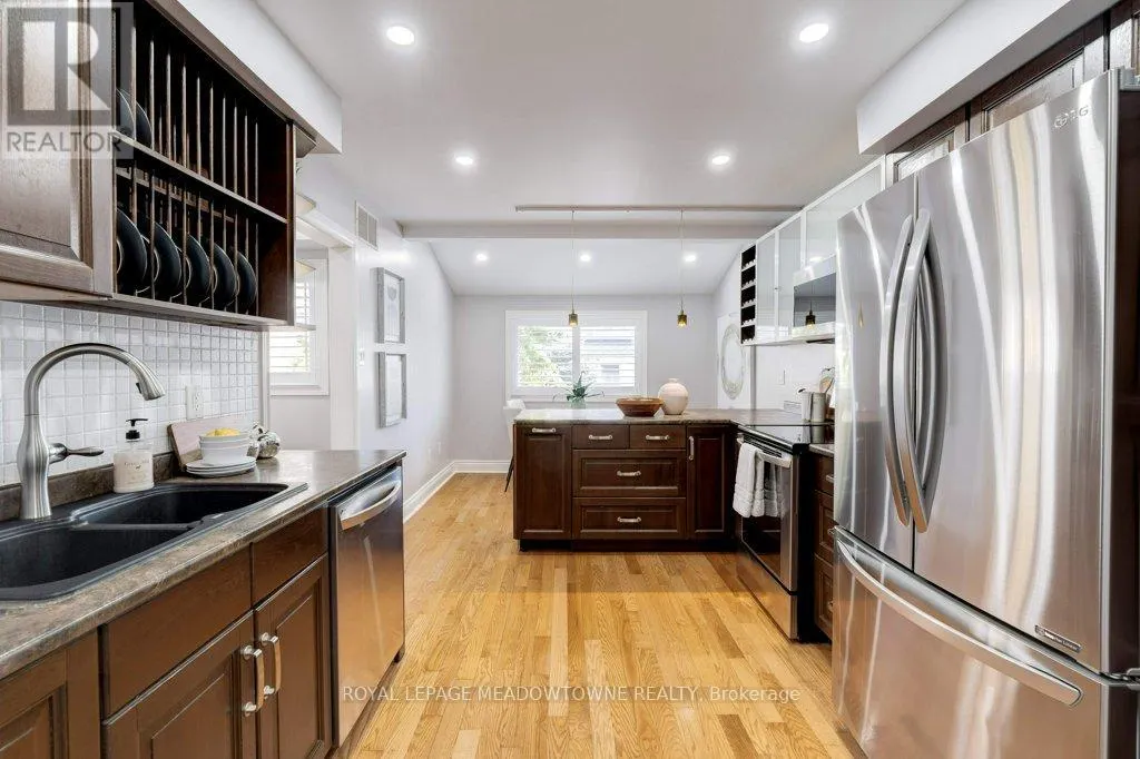 10 - 336 QUEEN STREET S