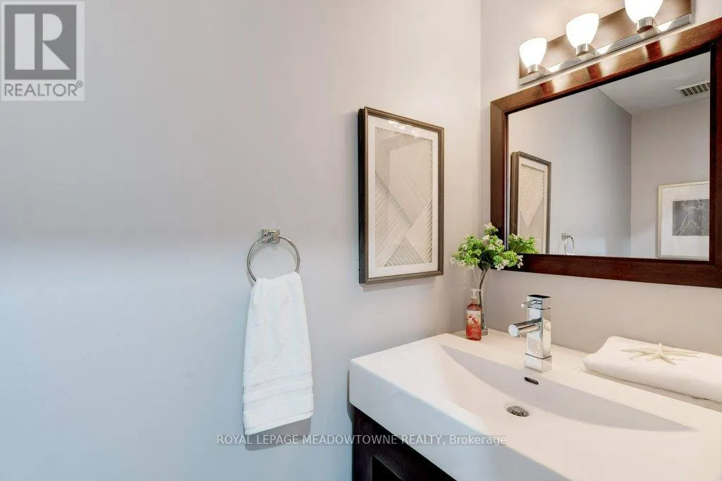 10 - 336 QUEEN STREET S