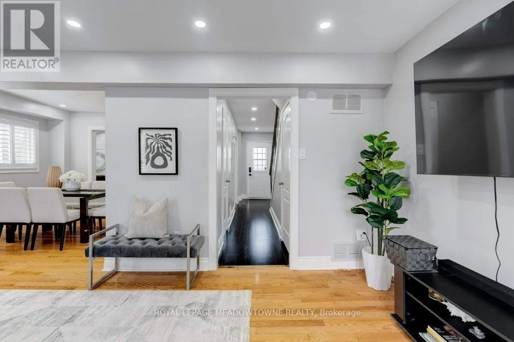 10 - 336 QUEEN STREET S