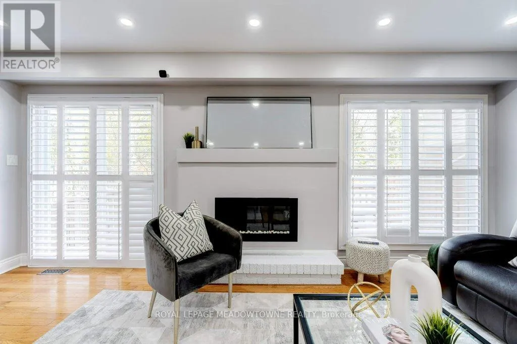 10 - 336 QUEEN STREET S