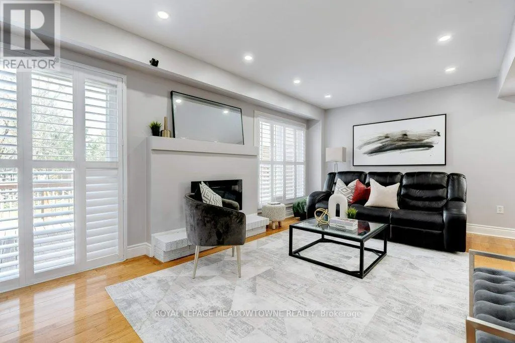 10 - 336 QUEEN STREET S