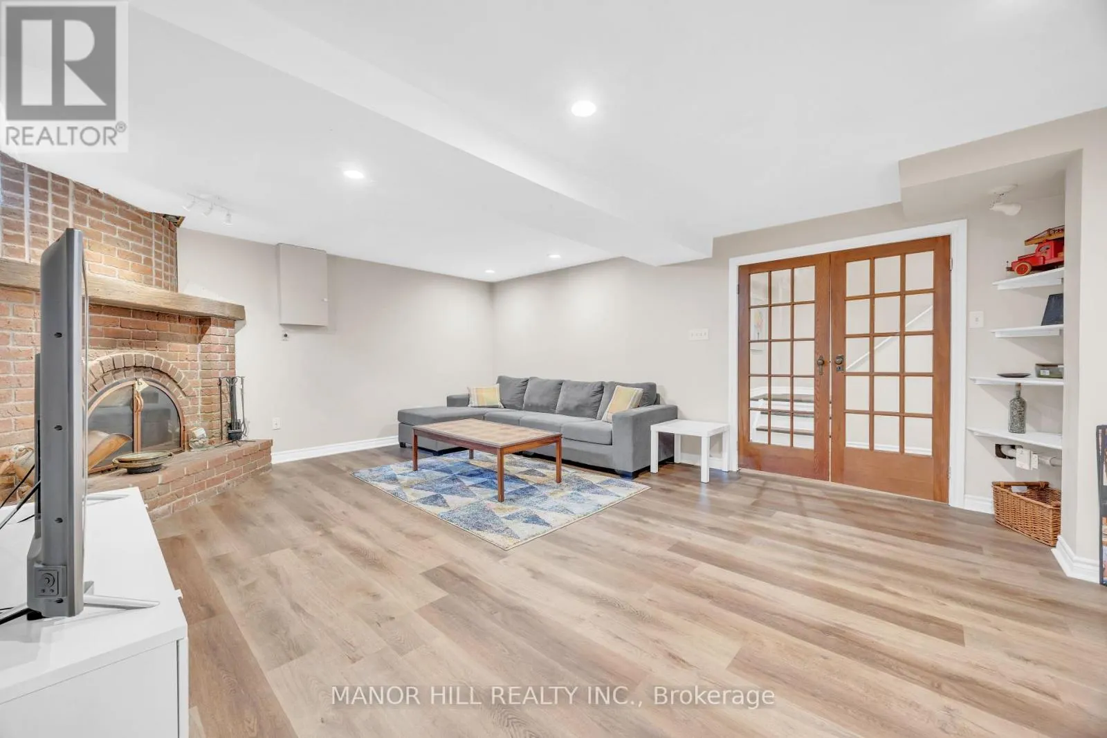 72 LACEWOOD CRESCENT