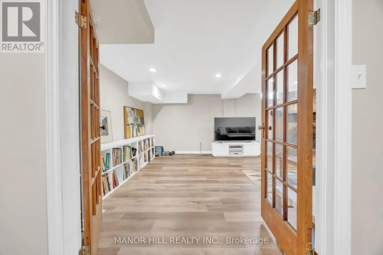 72 LACEWOOD CRESCENT