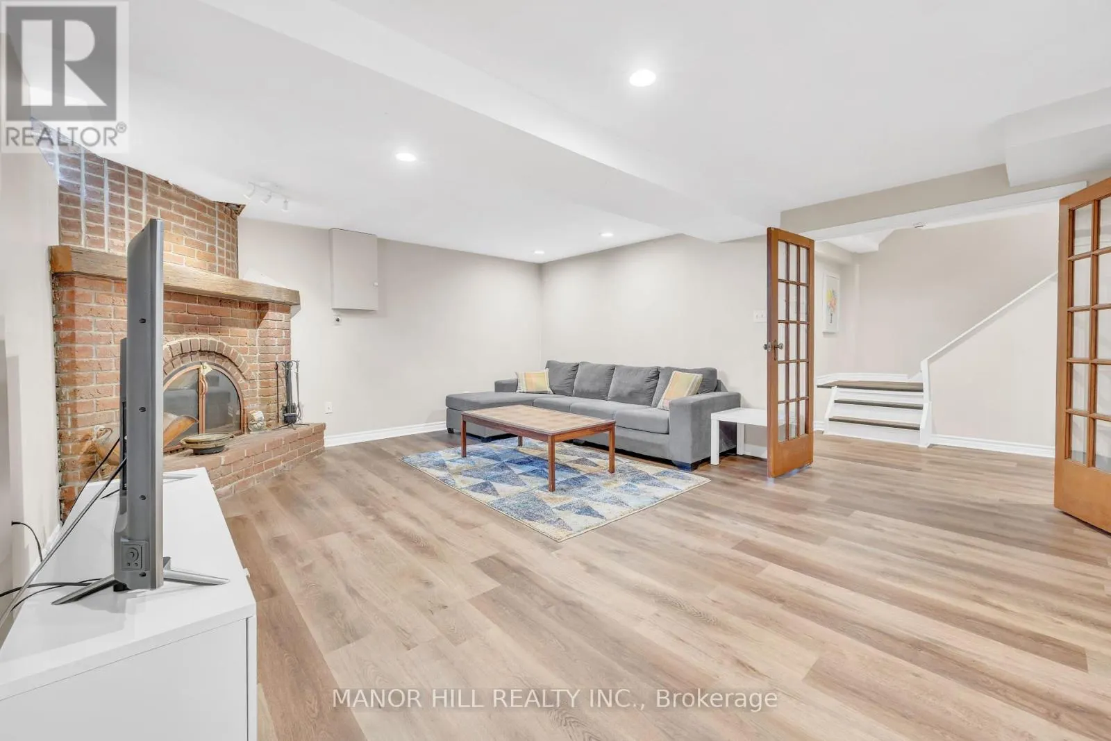 72 LACEWOOD CRESCENT