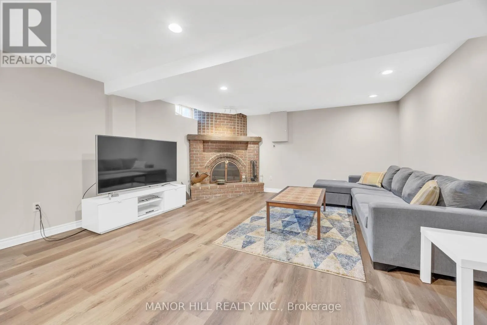72 LACEWOOD CRESCENT