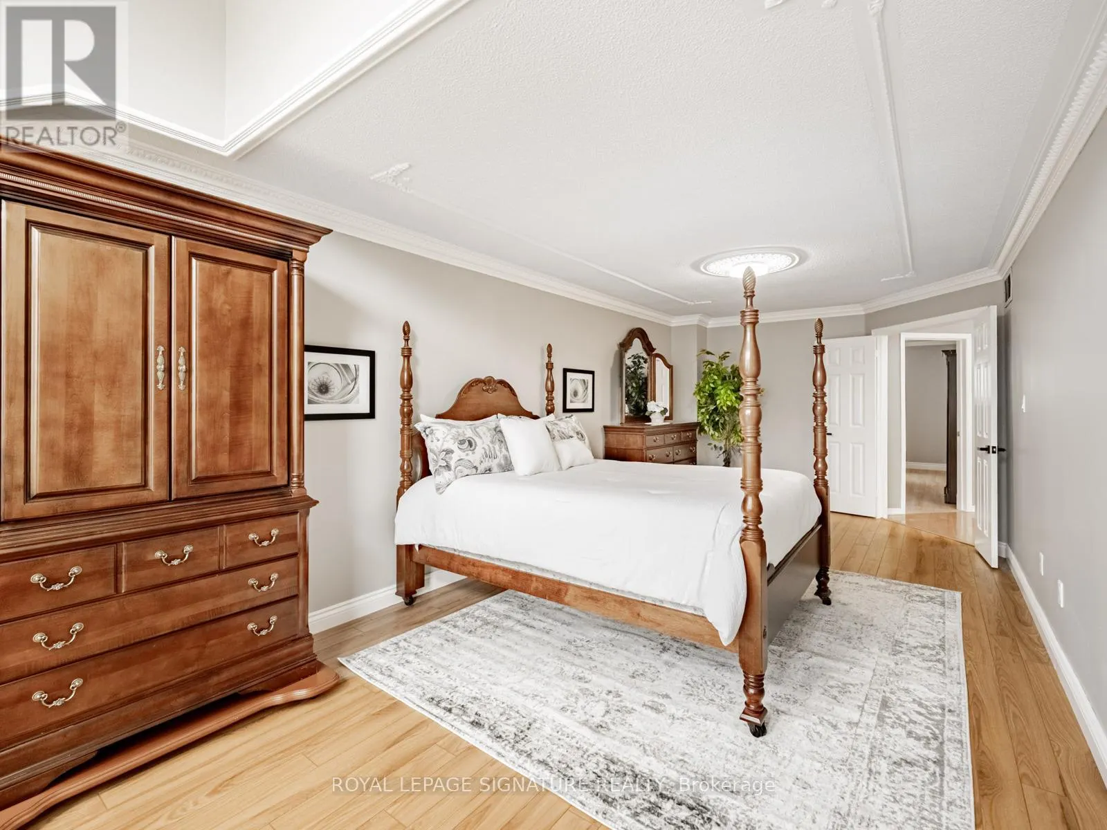 5245 CHAMPLAIN TRAIL