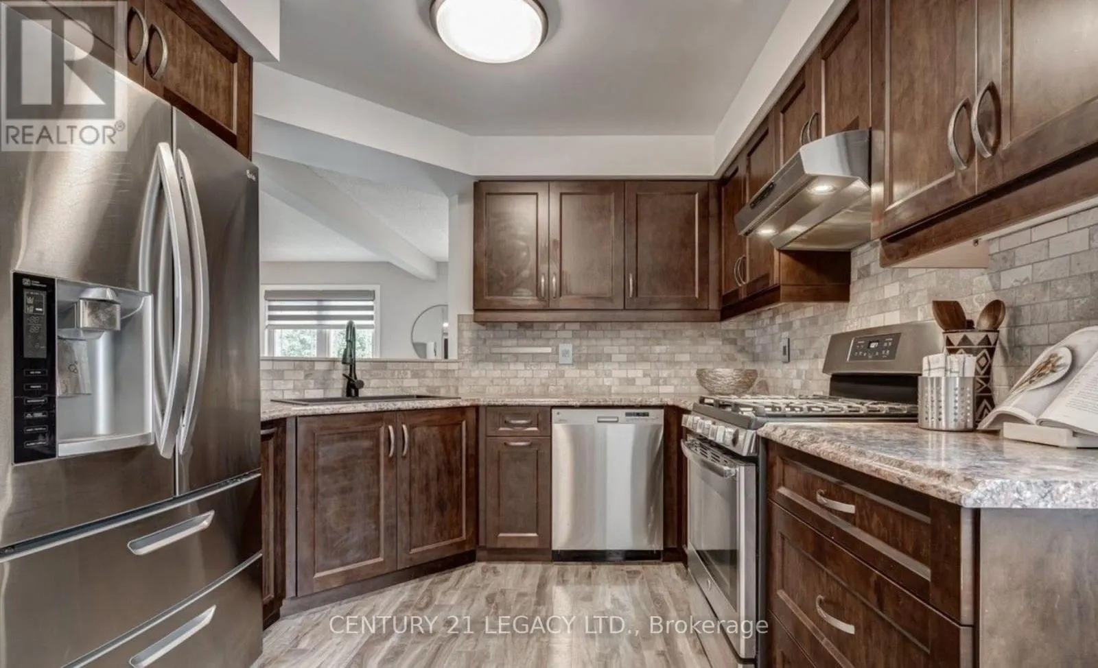 UPPER - 339 LEWIS DRIVE W