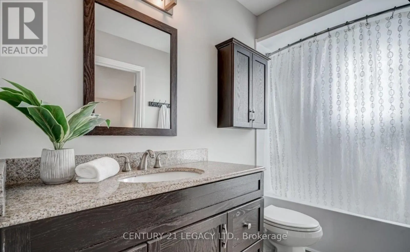 UPPER - 339 LEWIS DRIVE W