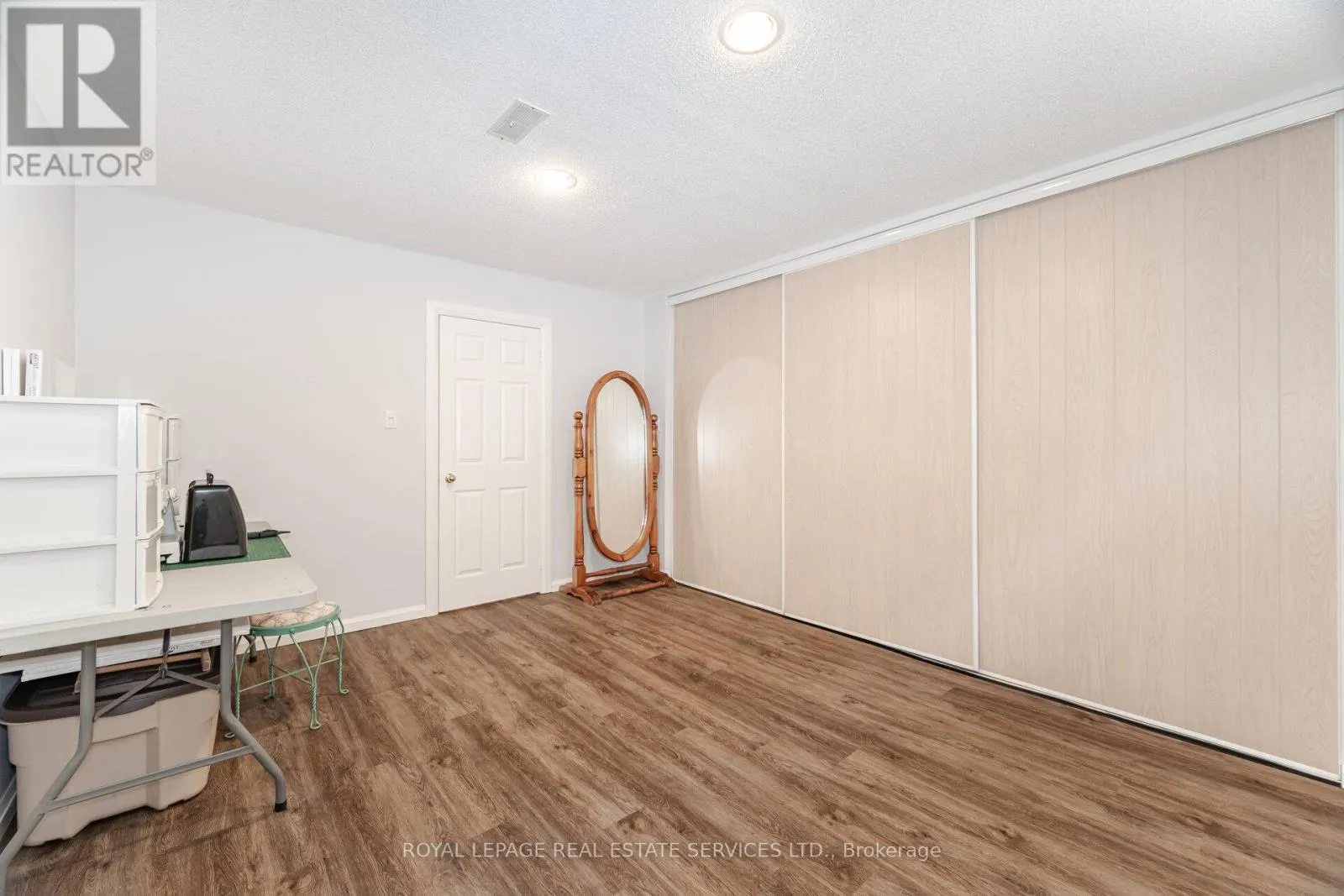 26 ALANMEADE CRESCENT