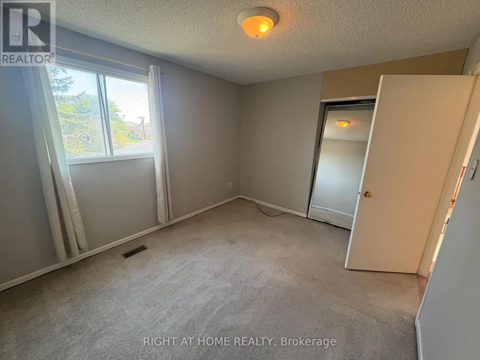 2 FOUNTAINBRIDGE DRIVE