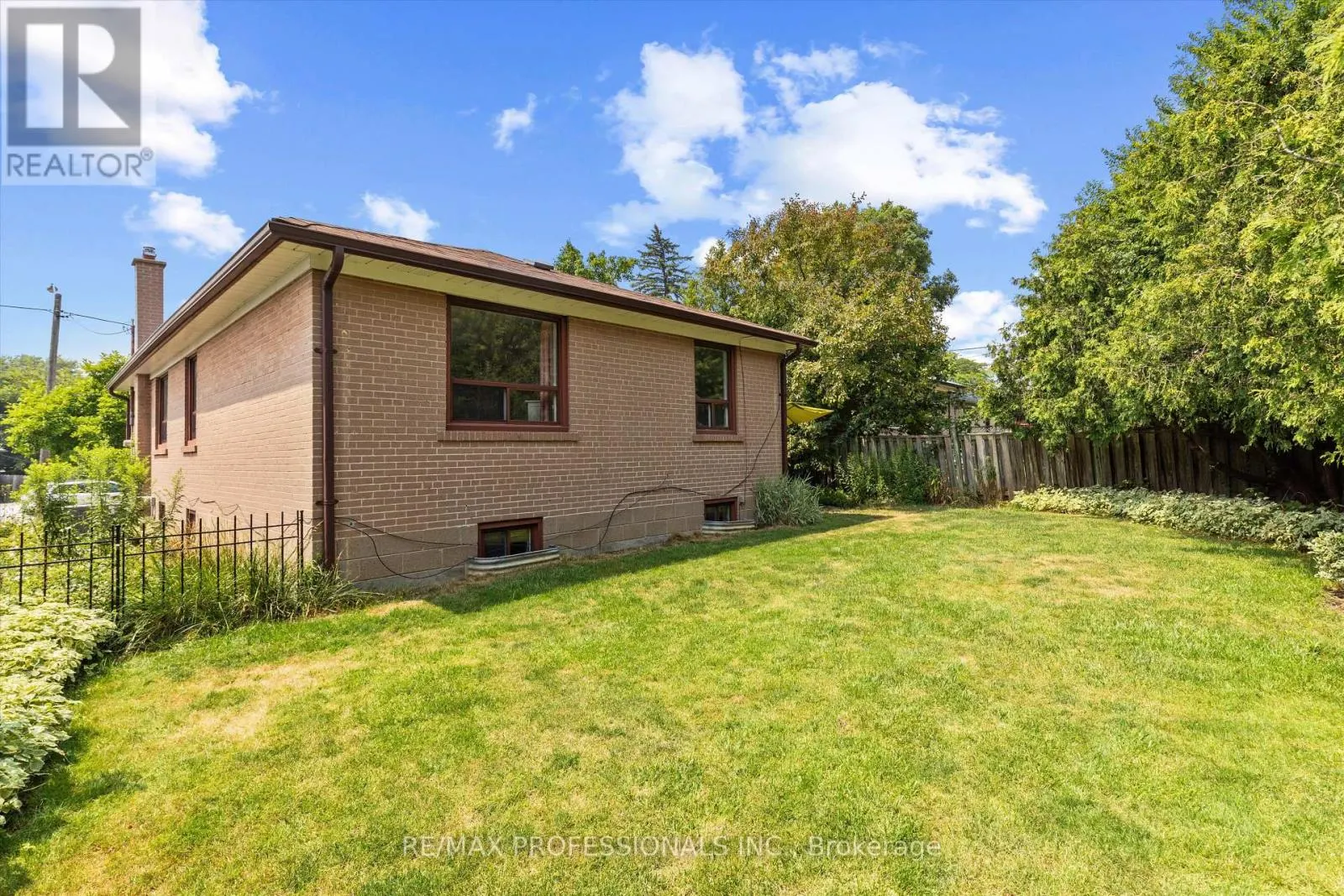 17 ALLONSIUS DRIVE
