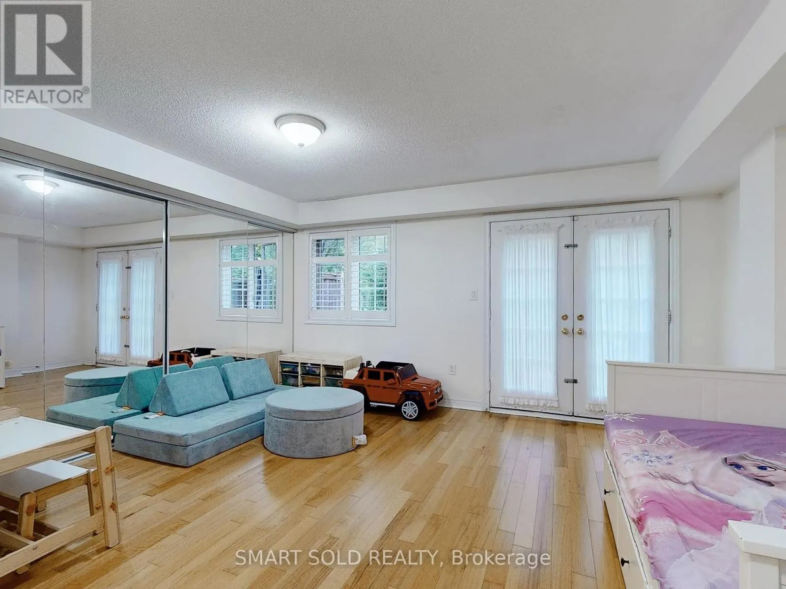 26 - 230 PAISLEY BOULEVARD W