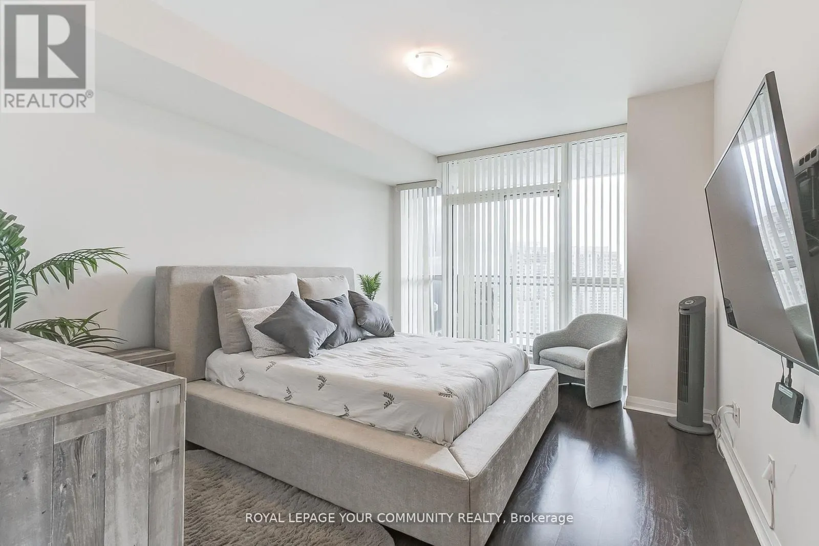 2702 - 75 EGLINTON AVENUE W