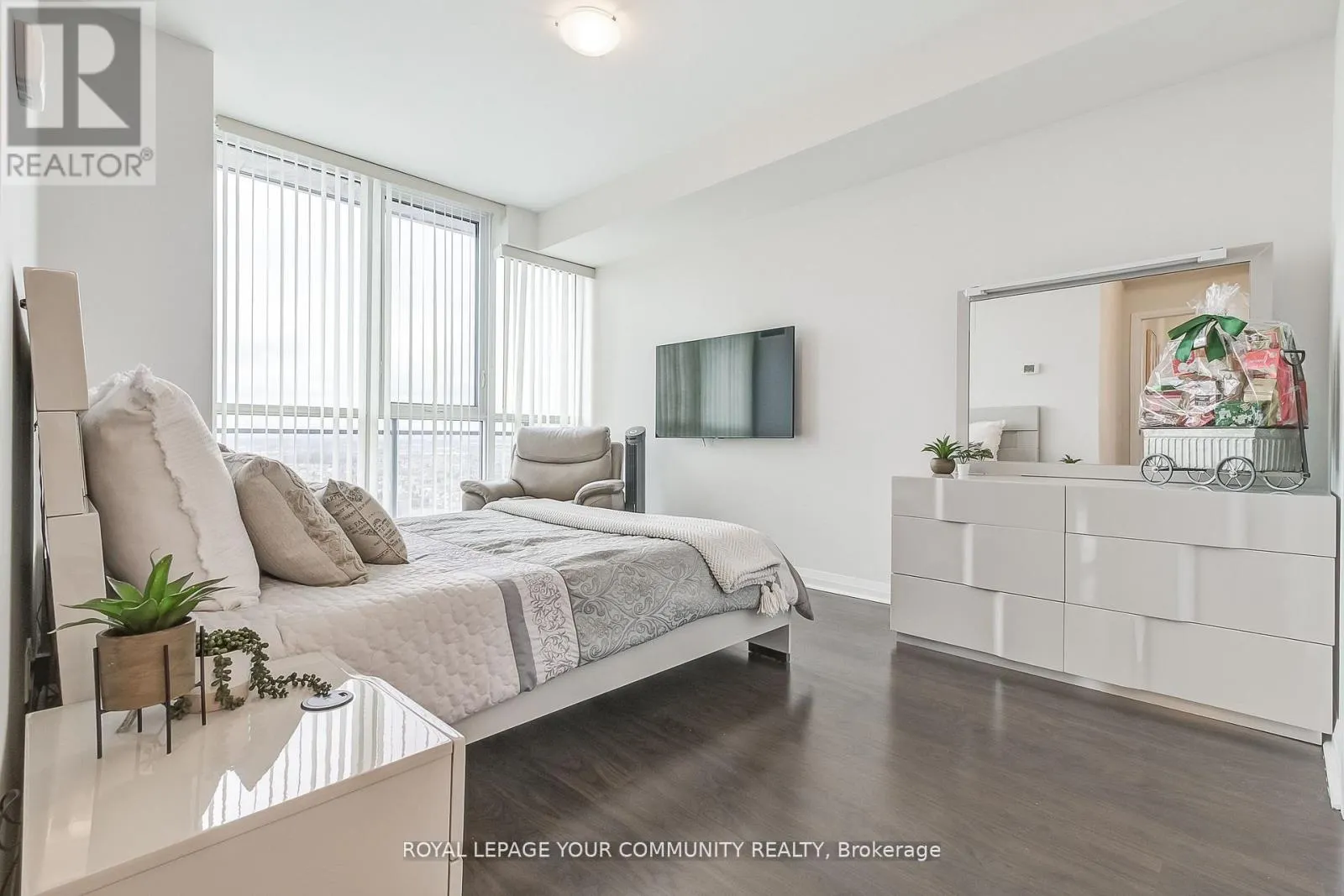 2702 - 75 EGLINTON AVENUE W