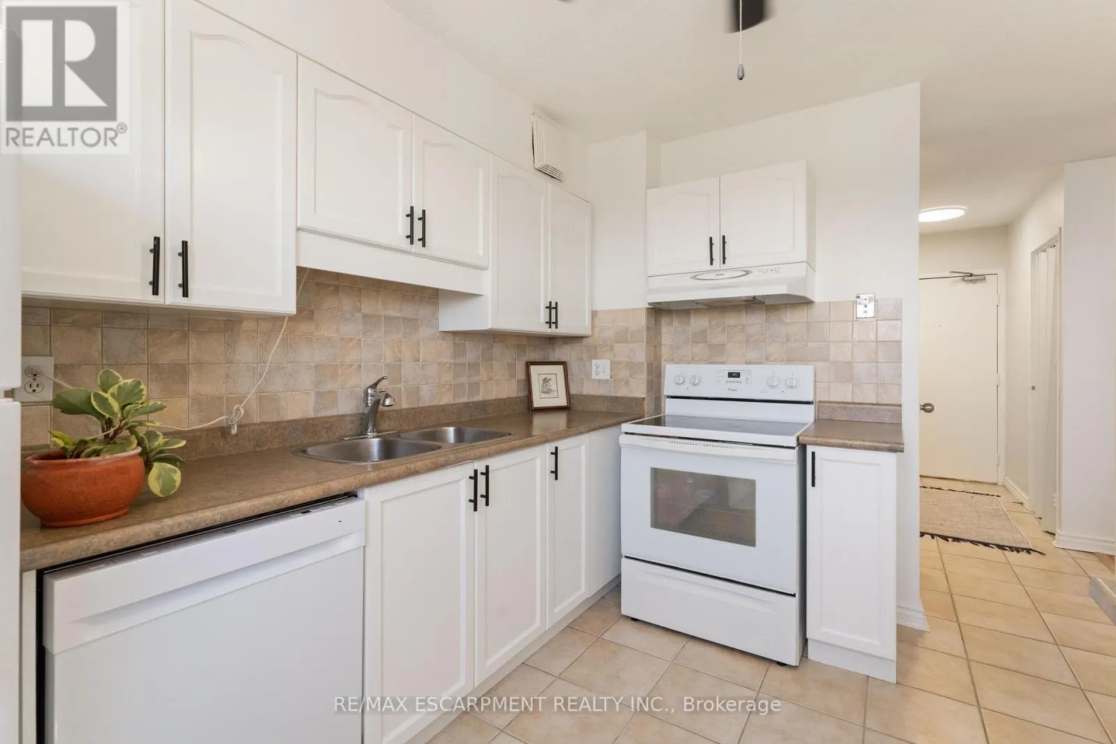 1103 - 700 DYNES ROAD