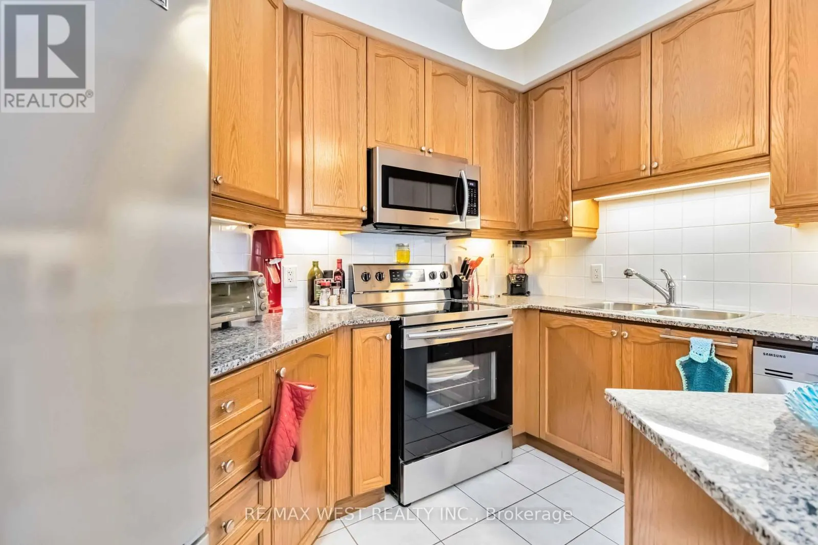406 - 80 ABSOLUTE AVENUE