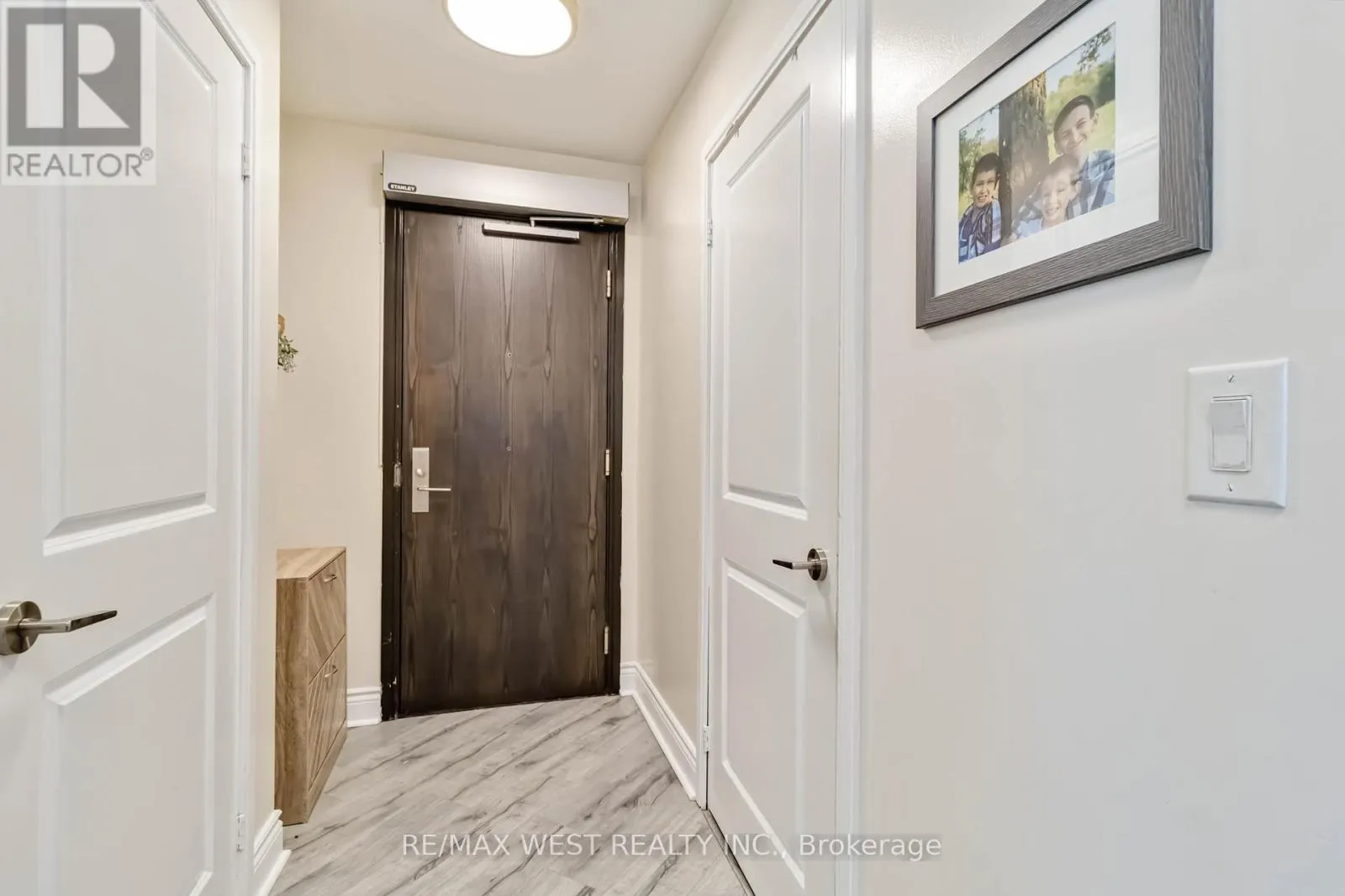 406 - 80 ABSOLUTE AVENUE