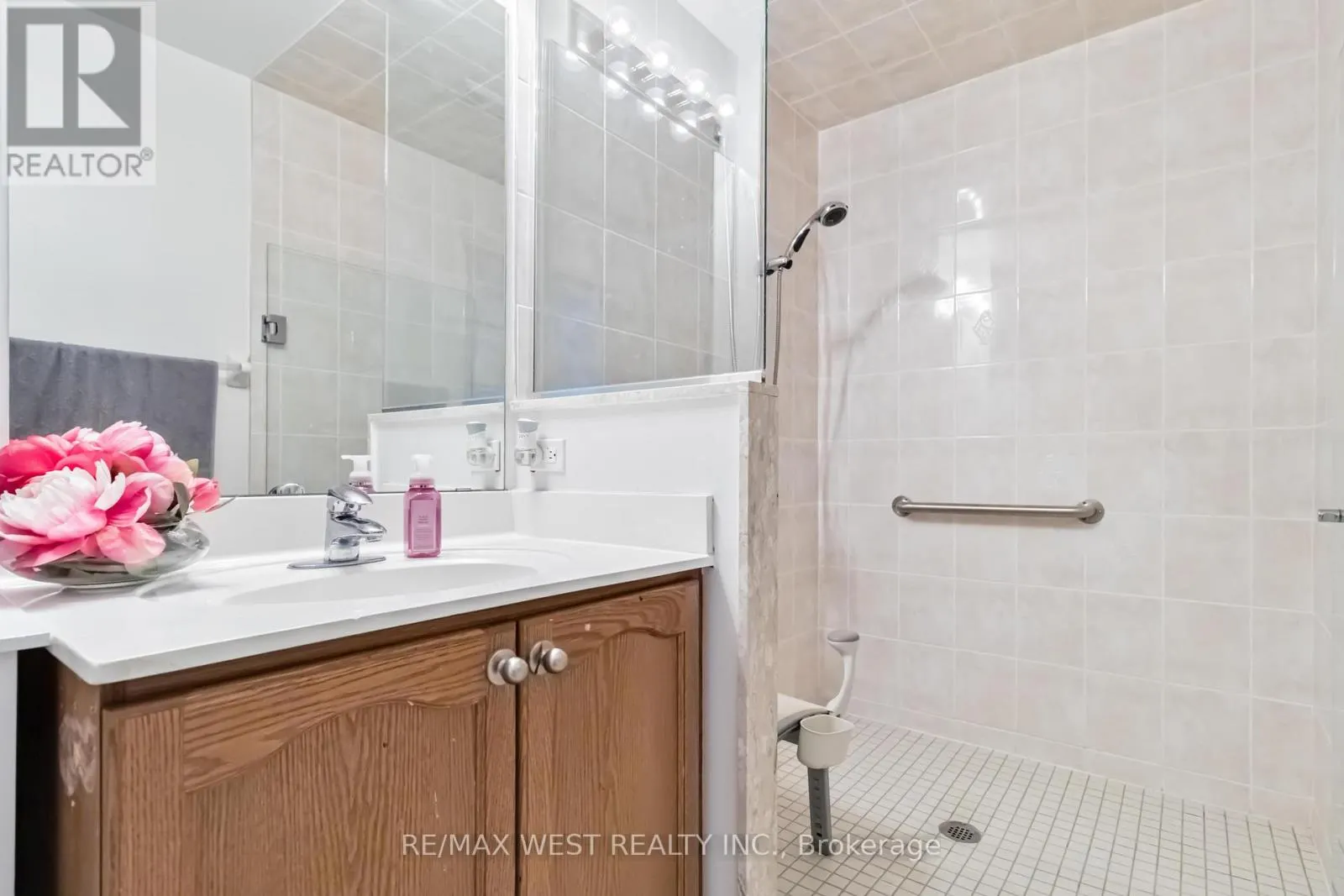 406 - 80 ABSOLUTE AVENUE