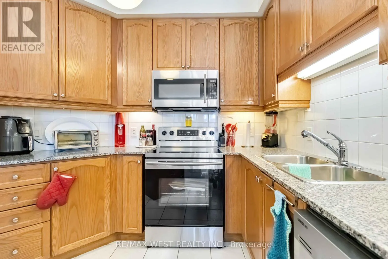 406 - 80 ABSOLUTE AVENUE