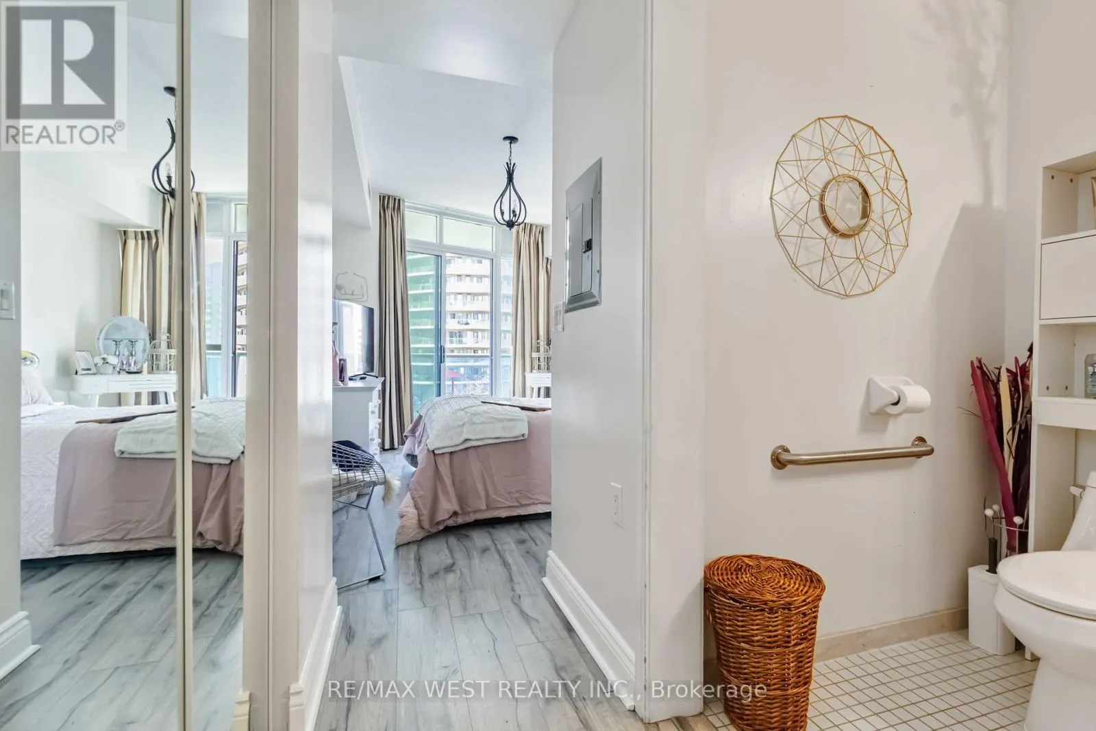 406 - 80 ABSOLUTE AVENUE