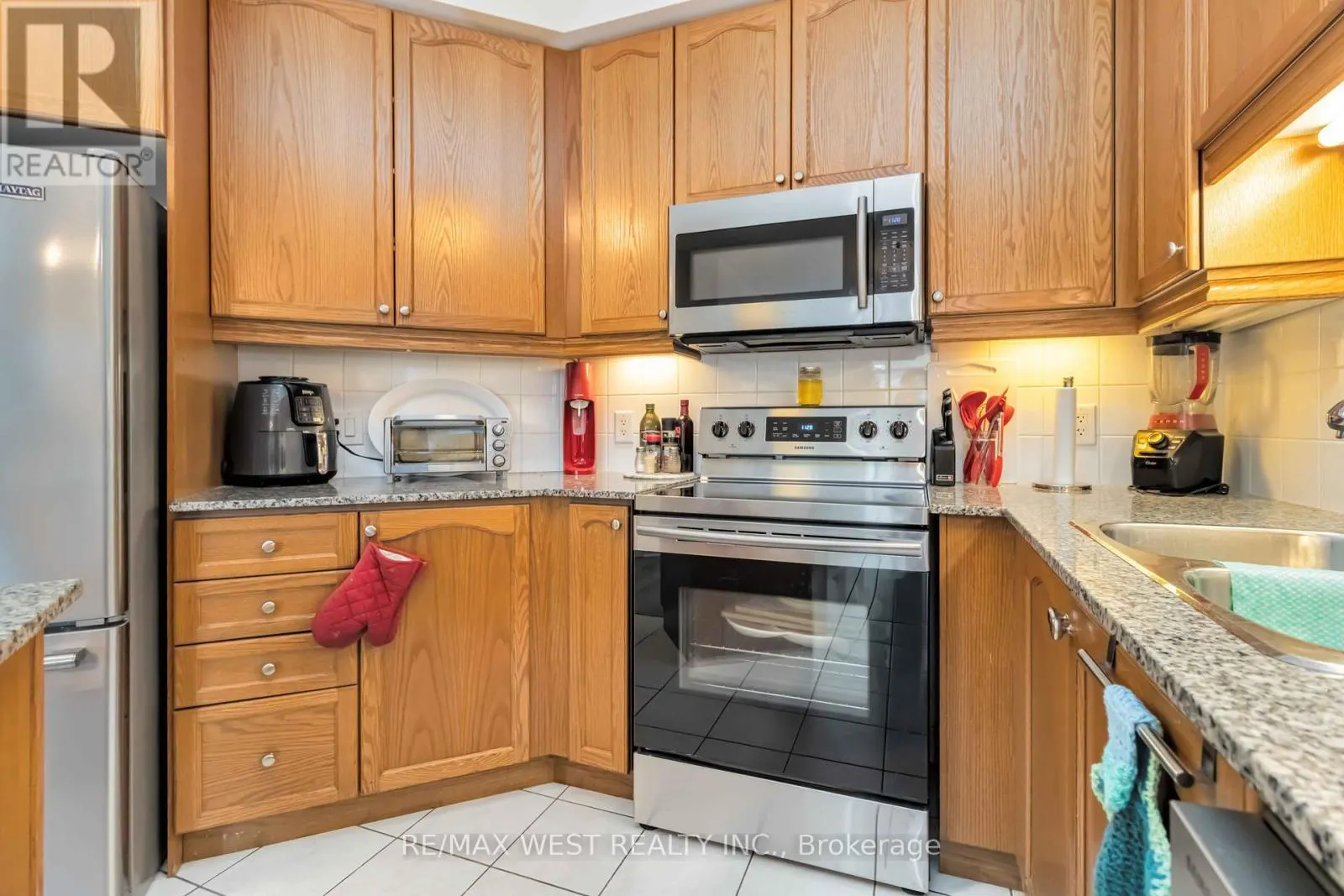 406 - 80 ABSOLUTE AVENUE
