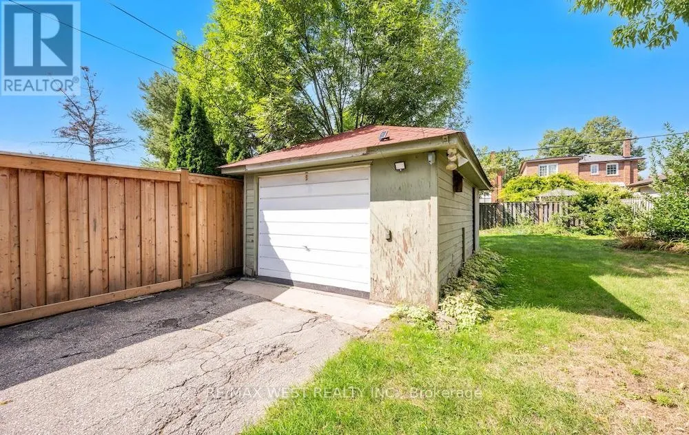 6 ROBINDALE AVENUE