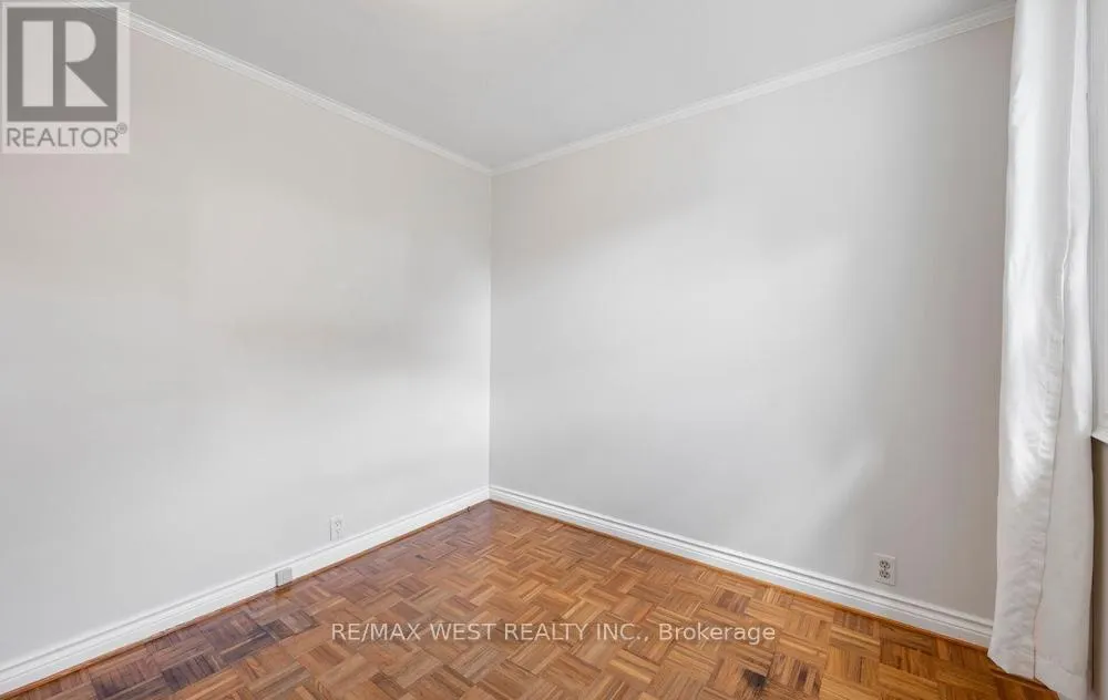 6 ROBINDALE AVENUE