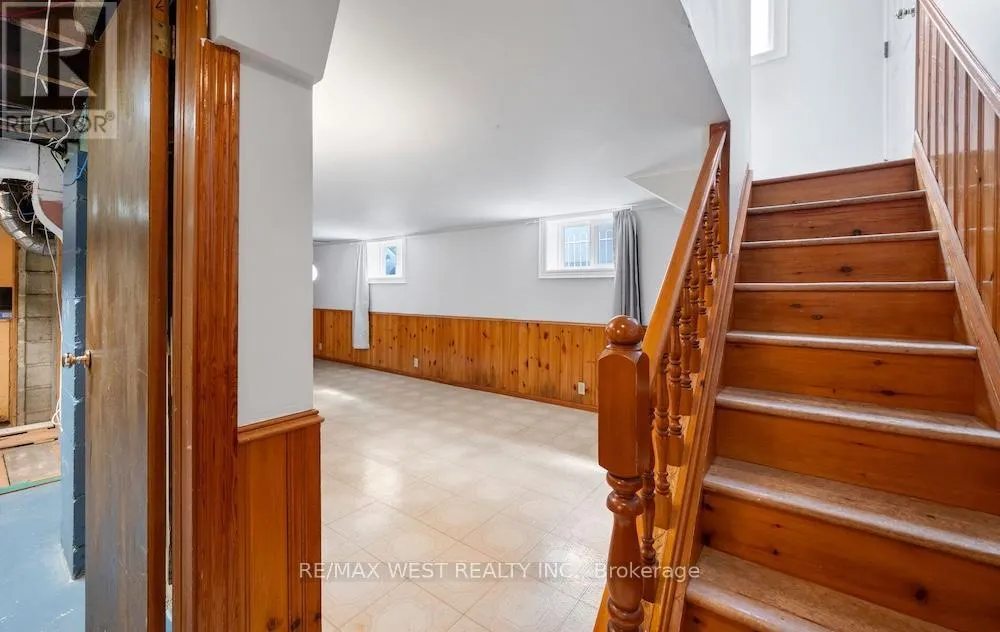 6 ROBINDALE AVENUE