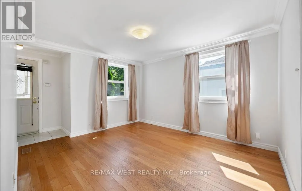 6 ROBINDALE AVENUE