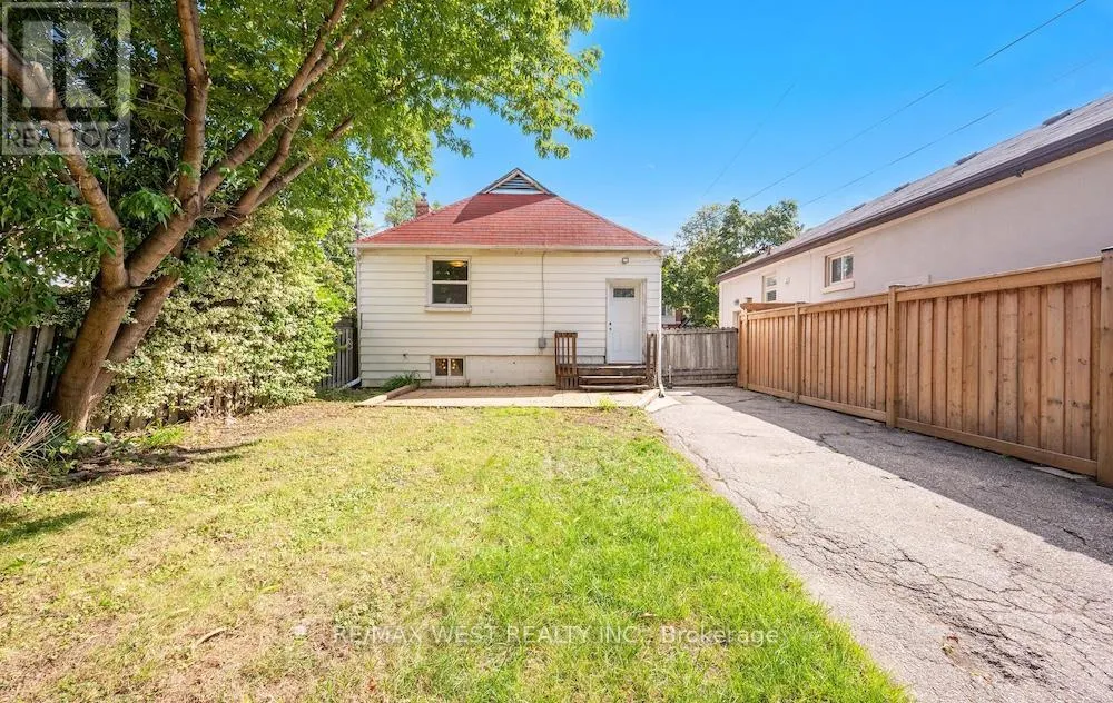 6 ROBINDALE AVENUE