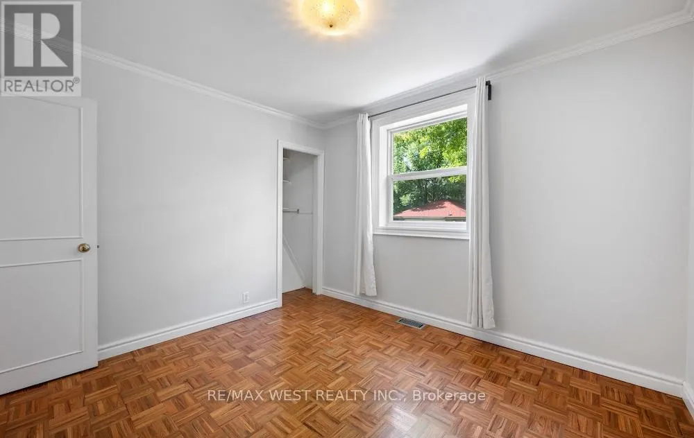 6 ROBINDALE AVENUE