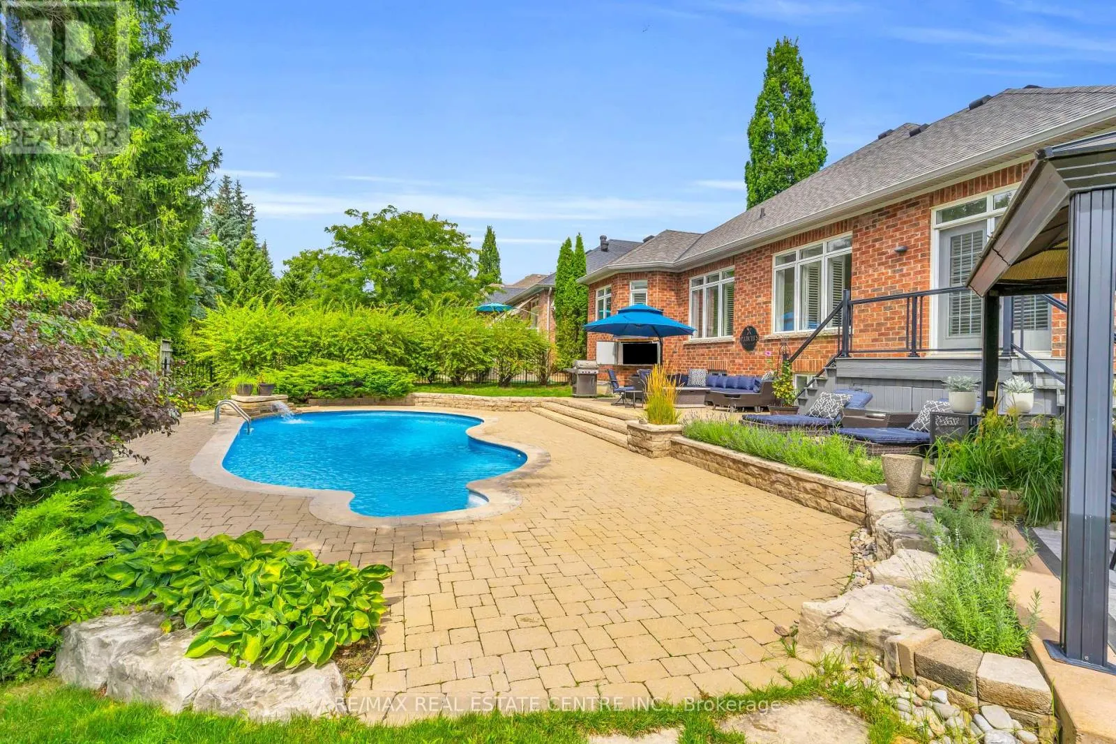 34 NORTH RIDGE CRESCENT