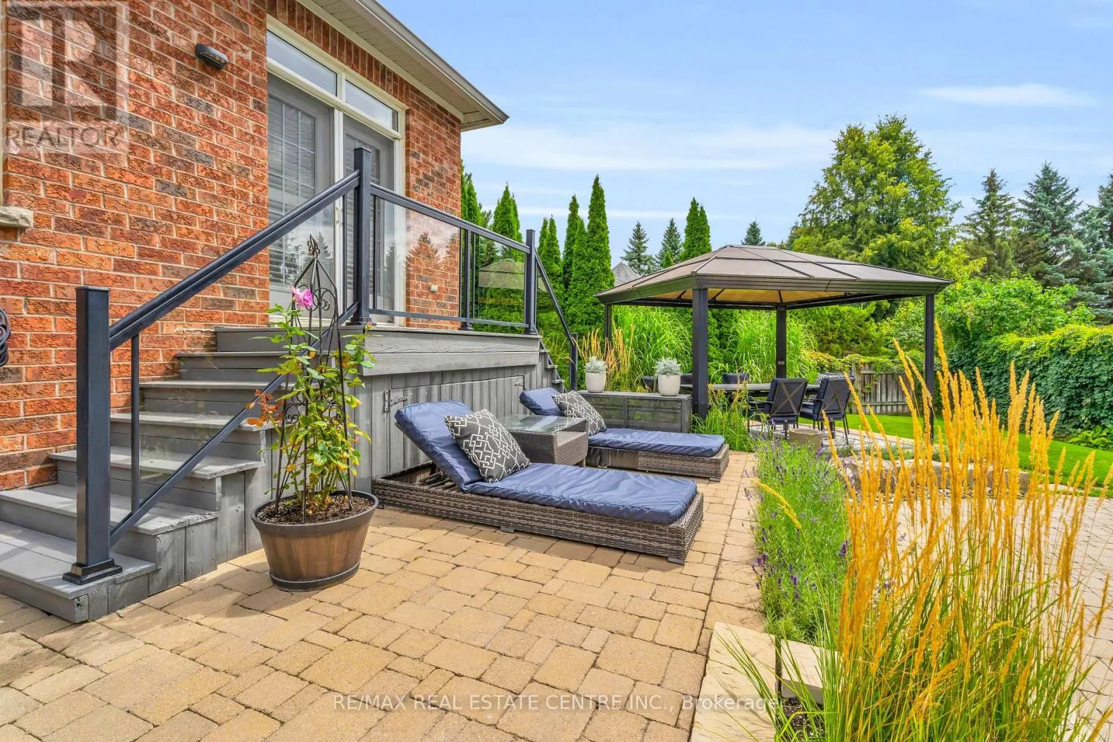 34 NORTH RIDGE CRESCENT