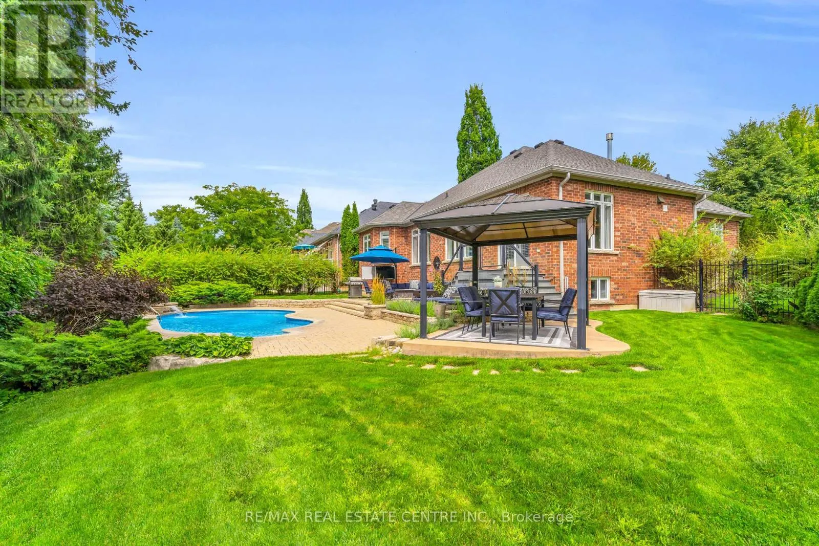 34 NORTH RIDGE CRESCENT