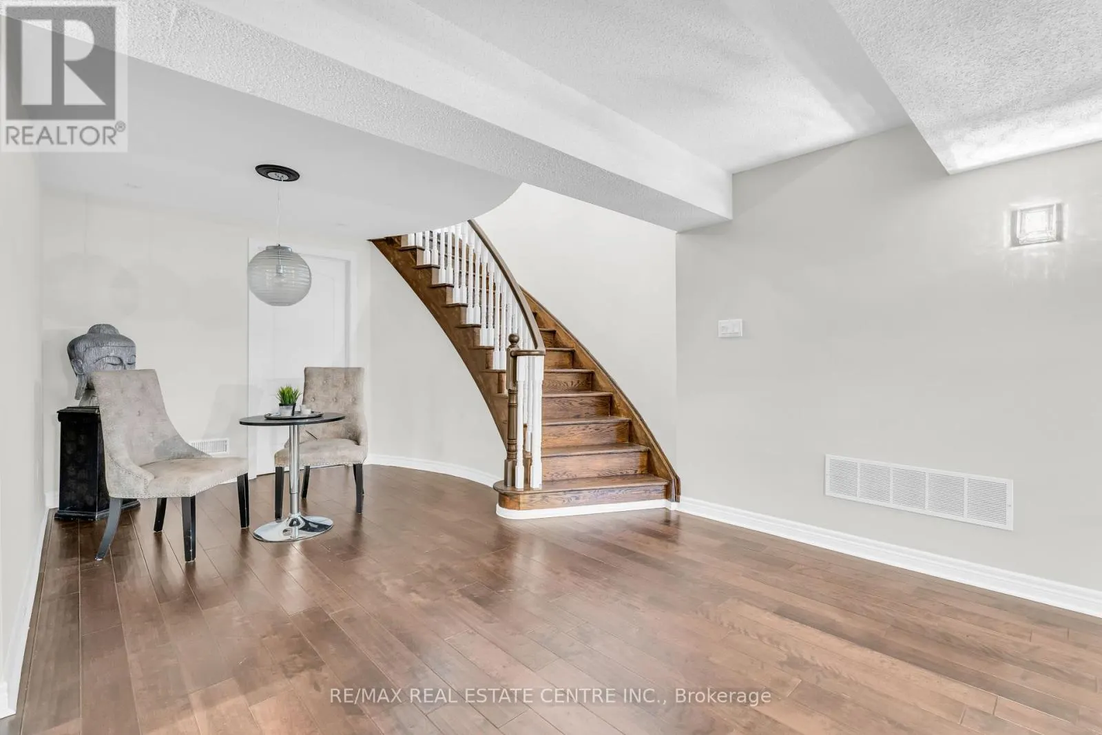 34 NORTH RIDGE CRESCENT