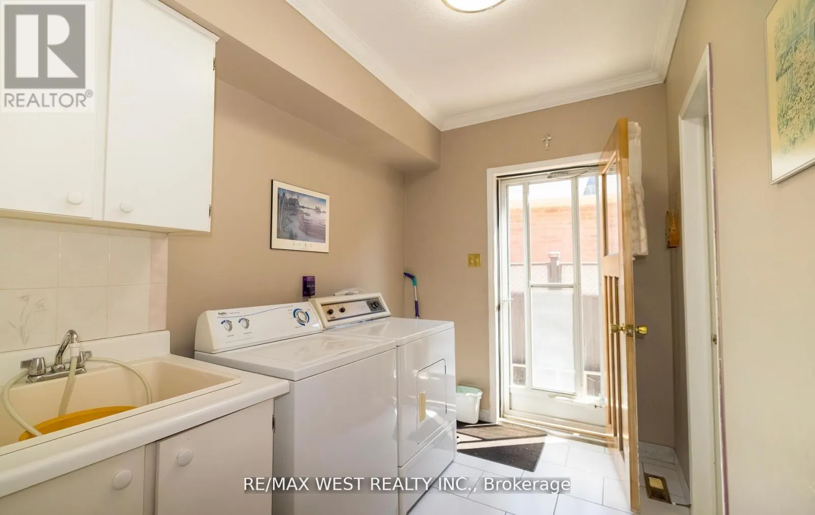52 AMANTINE CRESCENT
